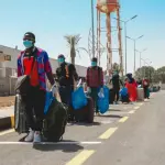 migrantes haciendo cola para ingresar a un país