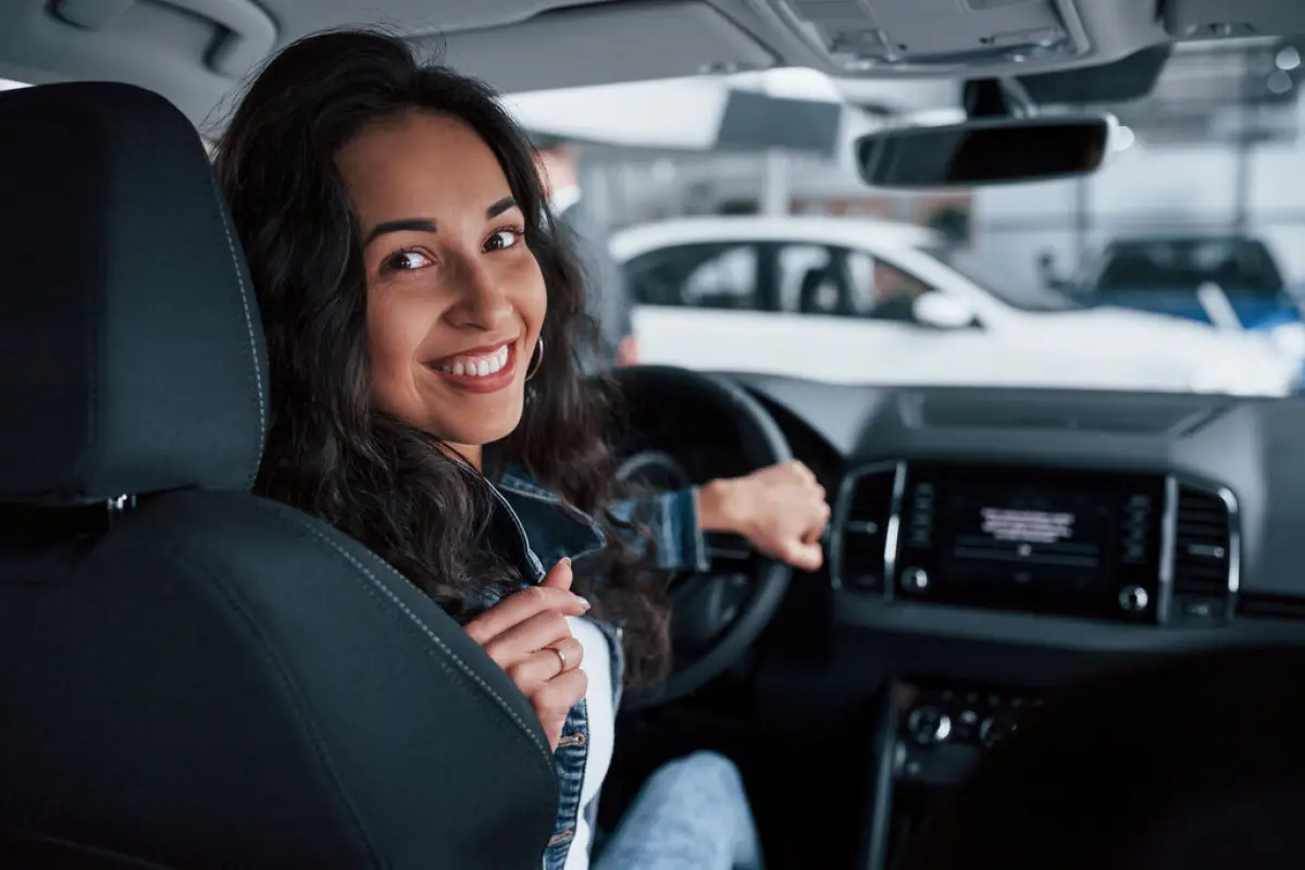 mujer sonriendo en un auto