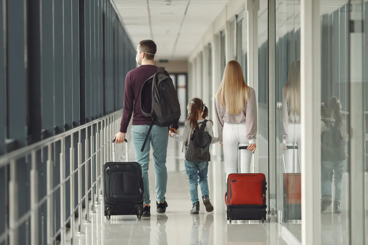 familia en un aeropuerto