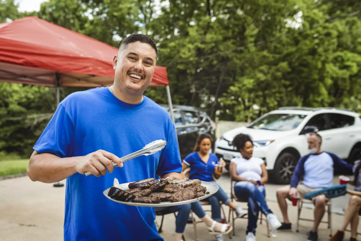 grupo de latinos a punto de comer