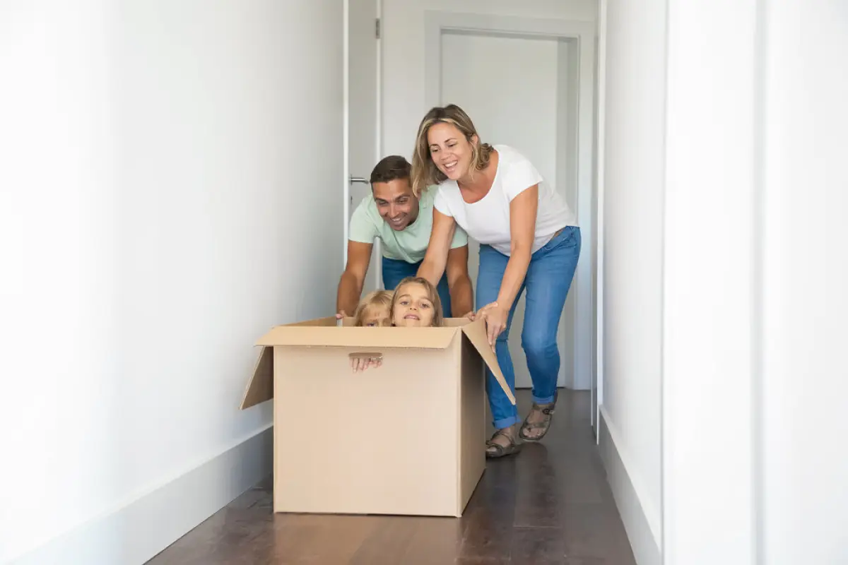 una familia en la mudanza para su nueva casa