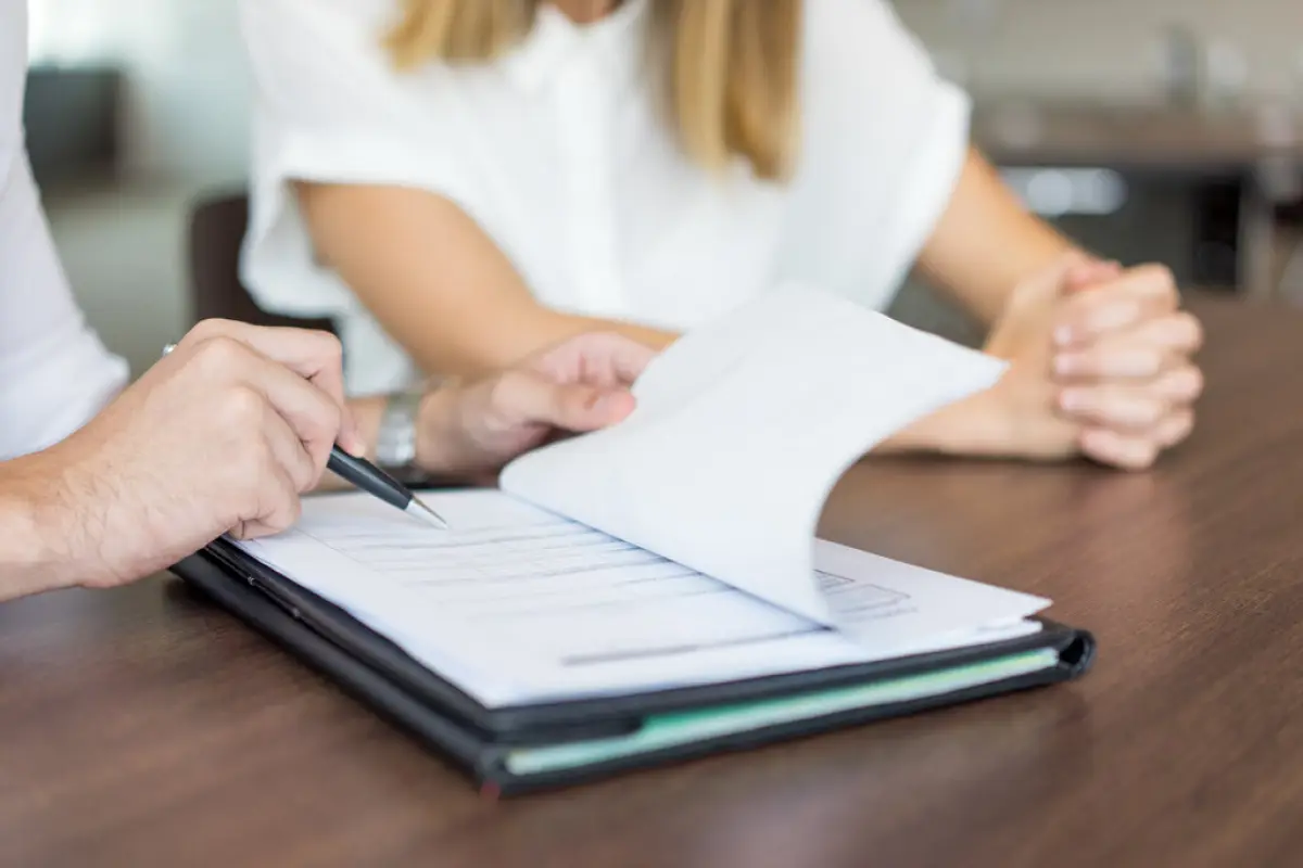 dos personas hablando acerca de un documento