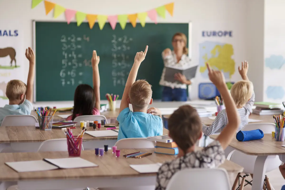 niños y niñas en salón de clases