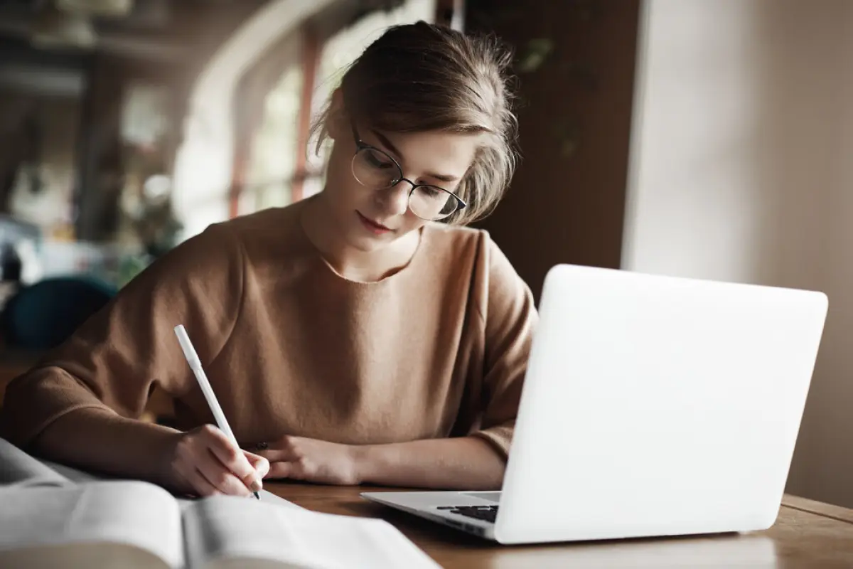 mujer estudiando en línea