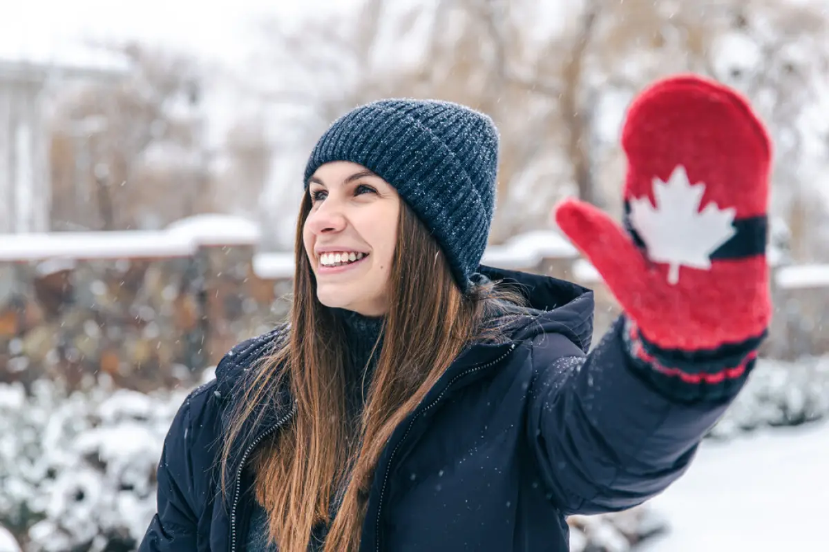 mujer con guante de la bandera de Canadá
