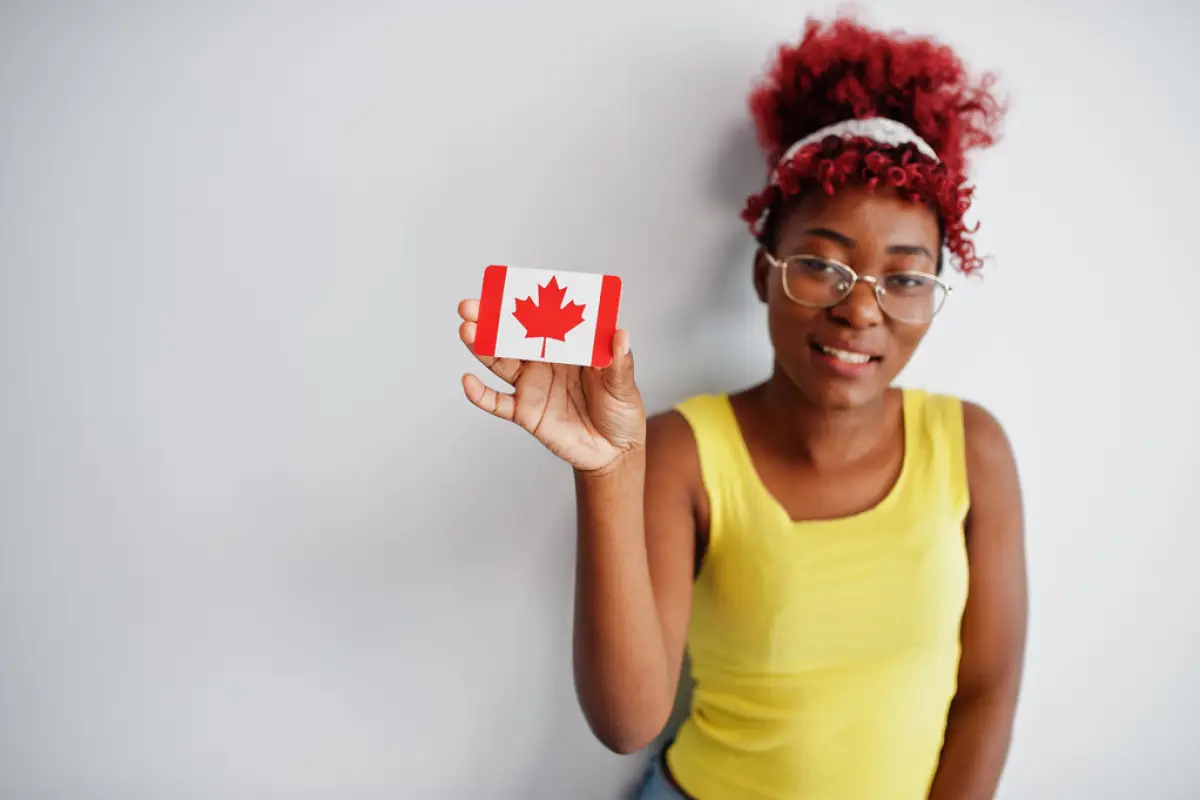 mujer con la bandera de Canadá en la mano