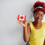 mujer con la bandera de Canadá en la mano