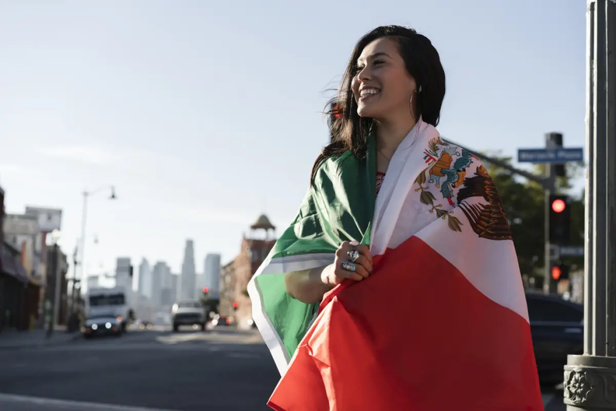 mujer con una bandera de México