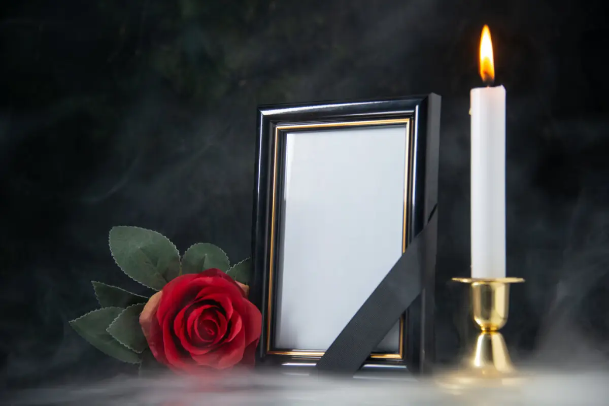 rsz_front-view-of-burning-candle-with-picture-frame-on-black-surface, 