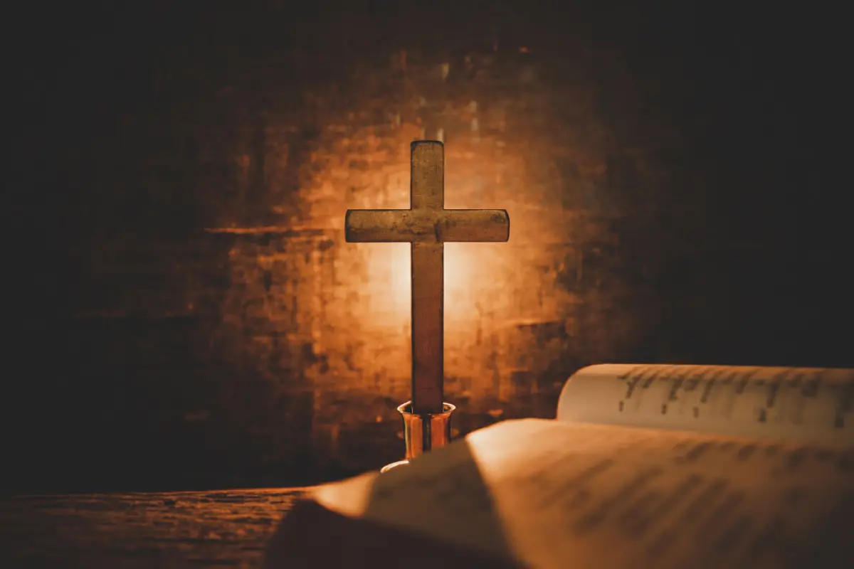 una cruz junto a la biblia