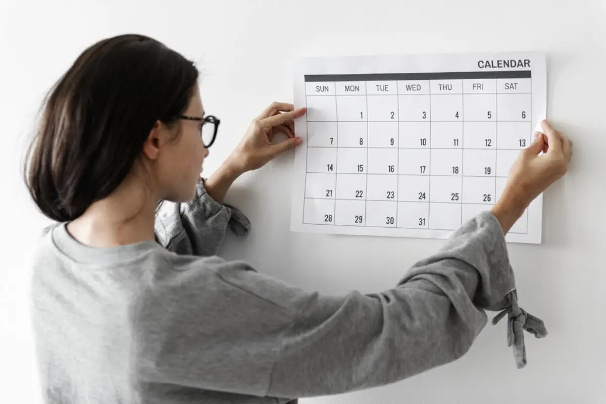 mujer viendo el calendario