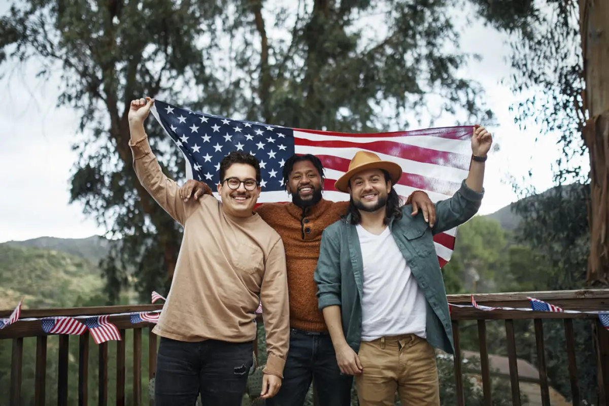 hombres con bandera de estados unidos un 4 de julio