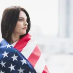mujer con bandera de estados unidos