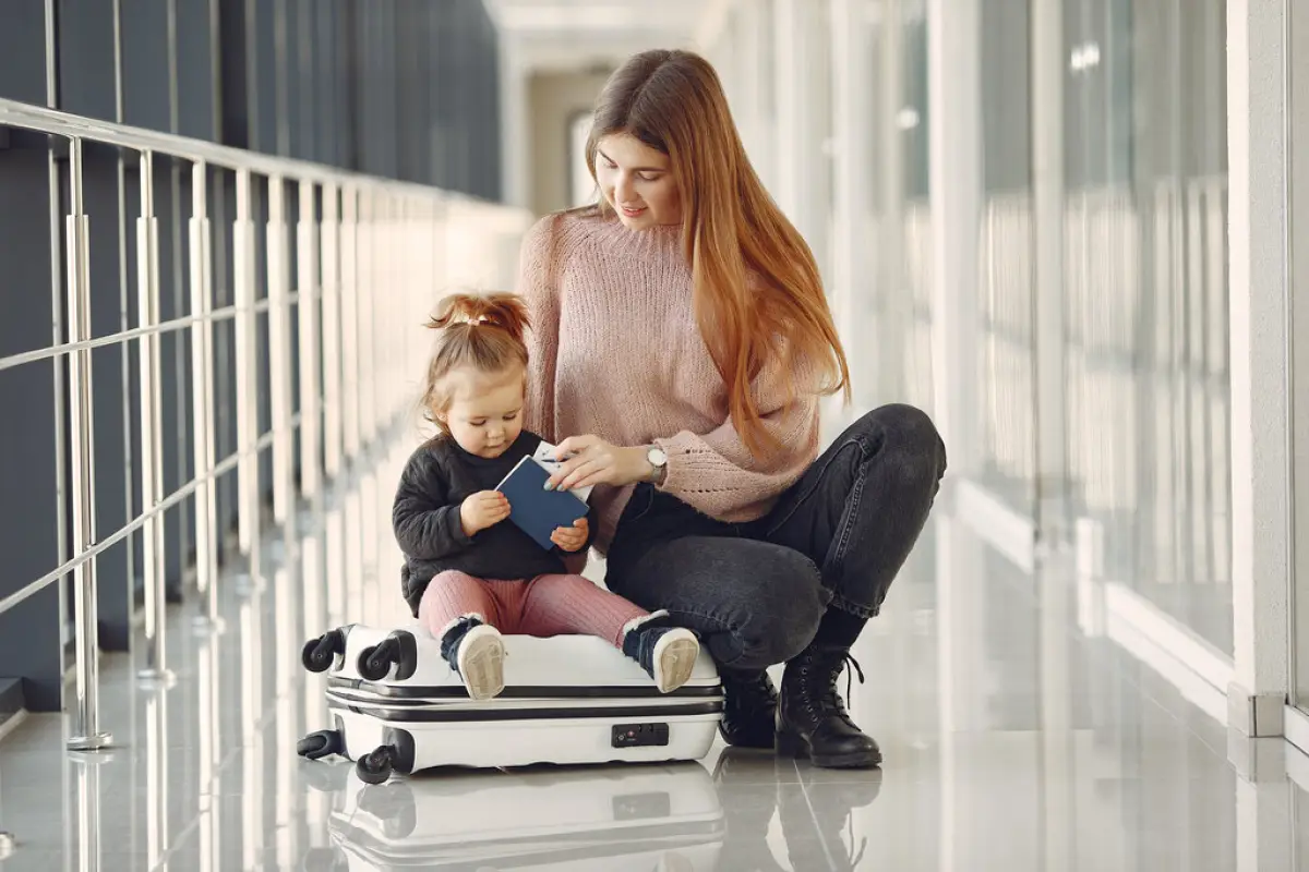 madre e hija en aeropuerto