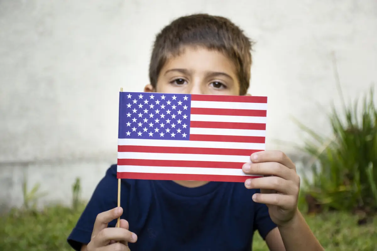 niño con bandera de estados unidos