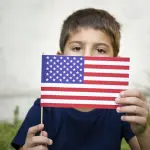 niño con bandera de estados unidos