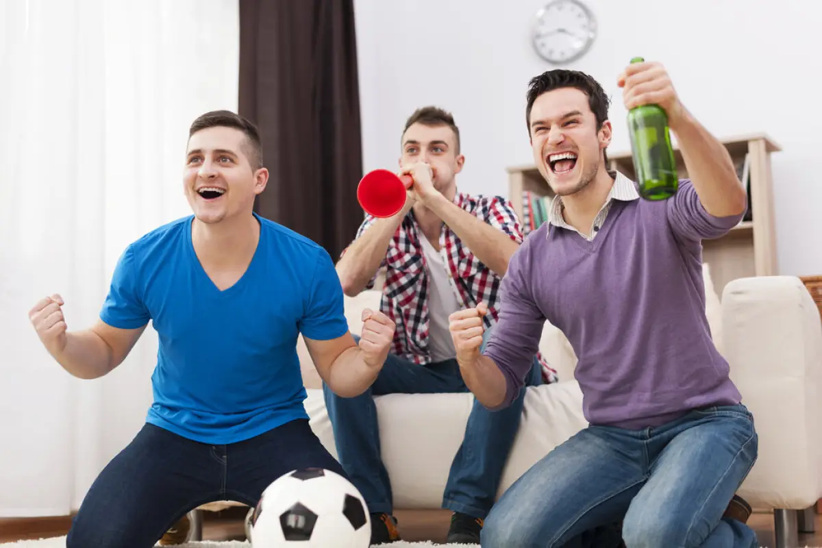 hombres viendo un partido de fútbol