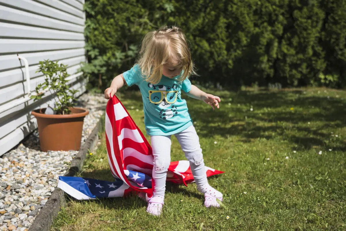 bebé con la bandera de estados unidos