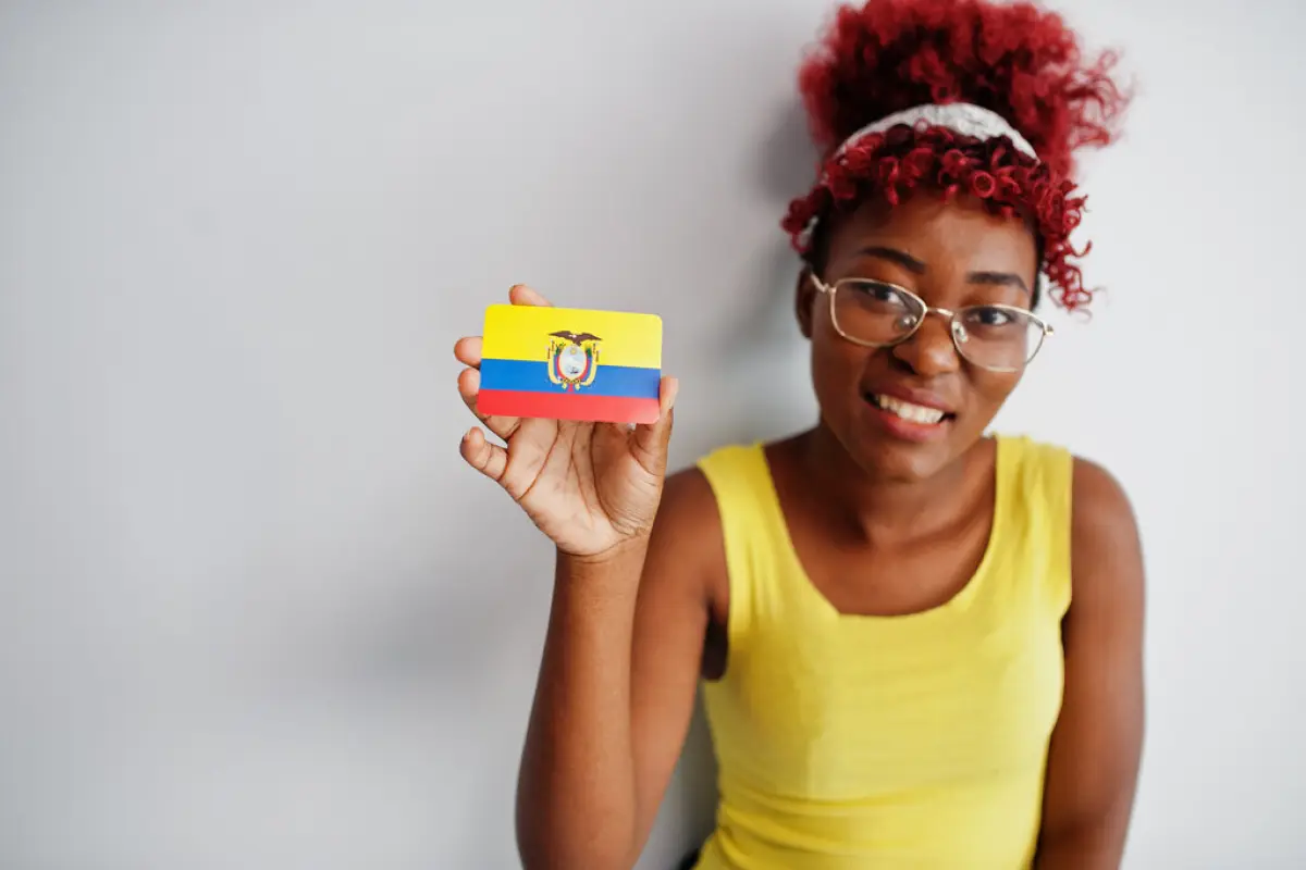 ciudadana ecuatoriano con la bandera de su país en la mano