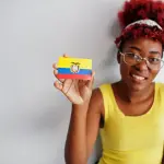 ciudadana ecuatoriano con la bandera de su país en la mano