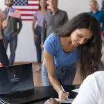 mujer emitiendo su voto en estados unidos