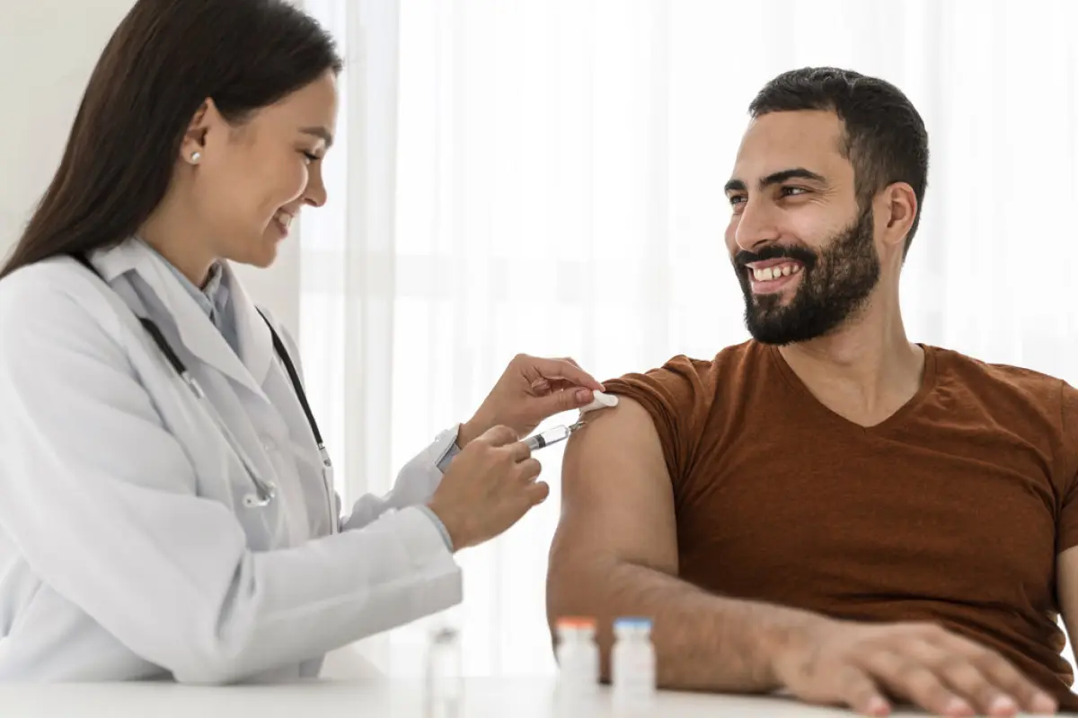 joven siendo vacunado por una doctora