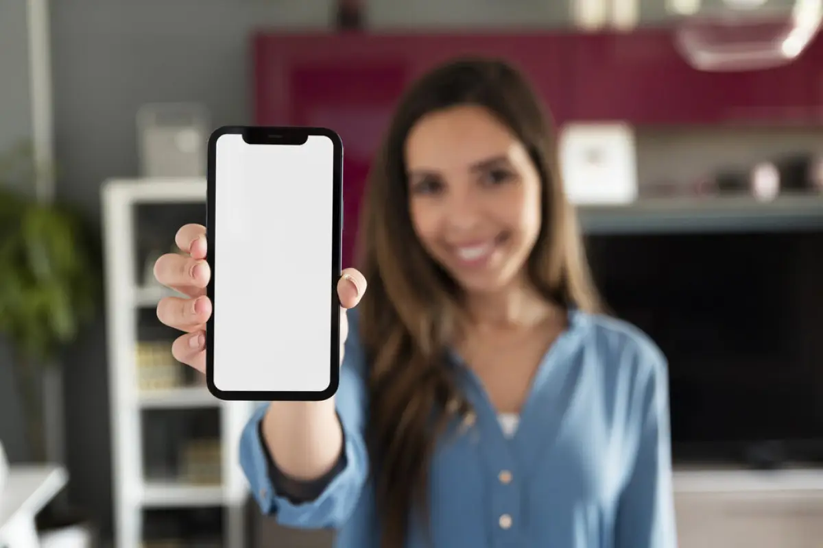 mujer sosteniendo un iphone