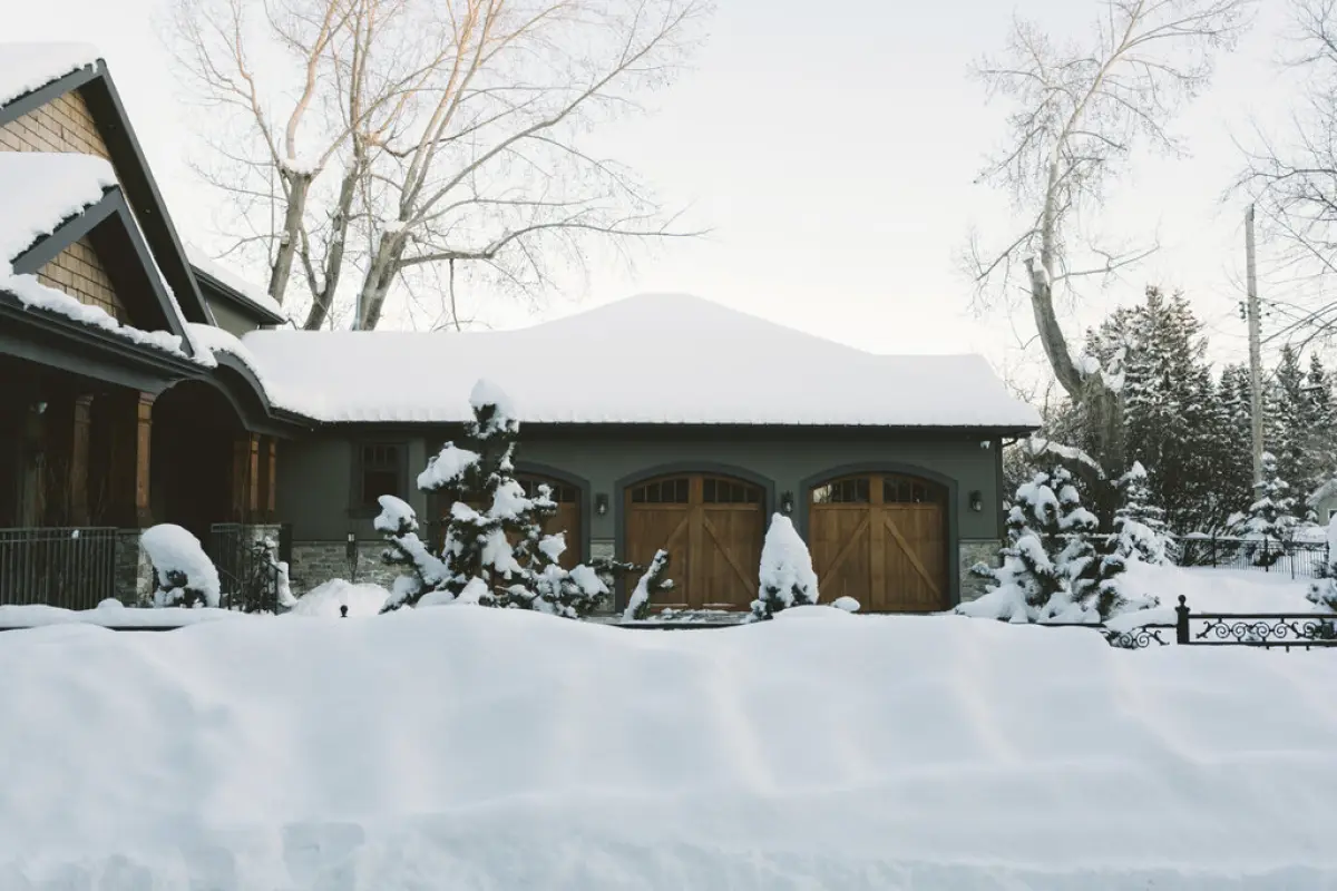 casa con nieve por navidad