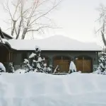 casa con nieve por navidad