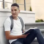 estudiante con un libro en la universidad
