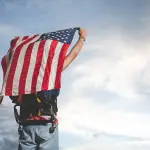 hombre en la frontera con la bandera de estados unidos