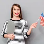 mujer con bandera de estados unidos