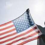 hombre sosteniendo la bandera de estados unidos