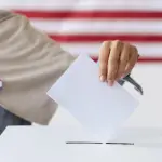 persona votando en las elecciones