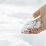 mano sosteniendo la nieve