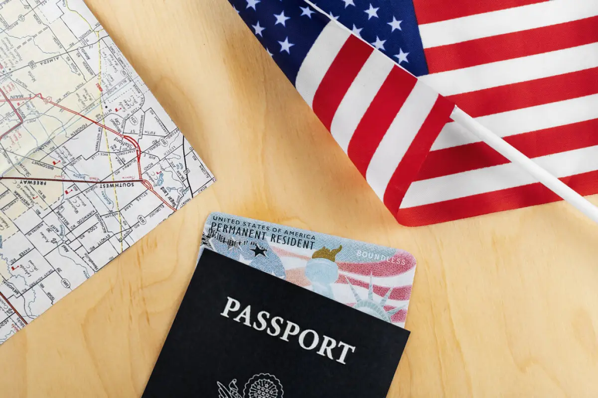 green card y pasaporte americano