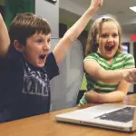 niños con laptop
