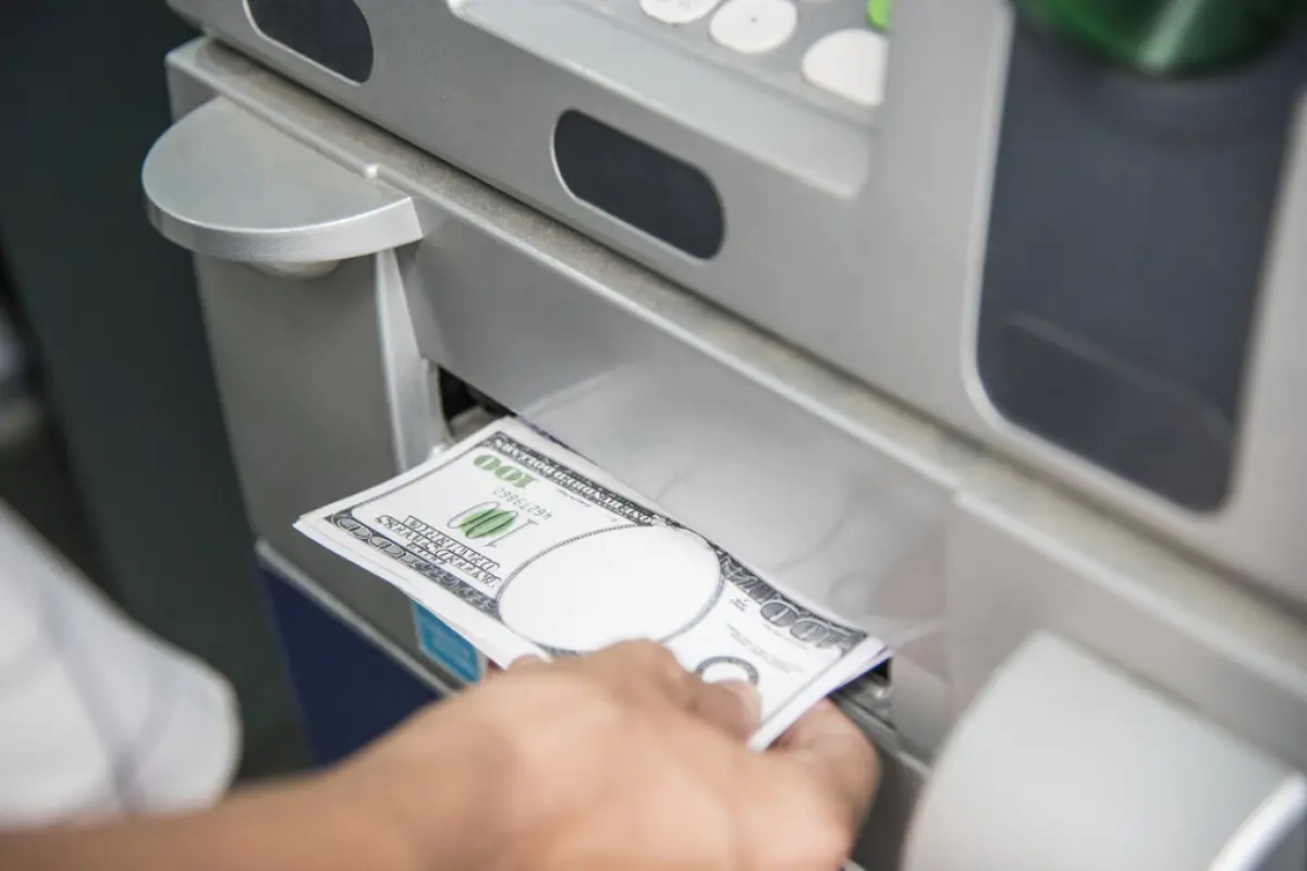 retirar dinero del cajero automático