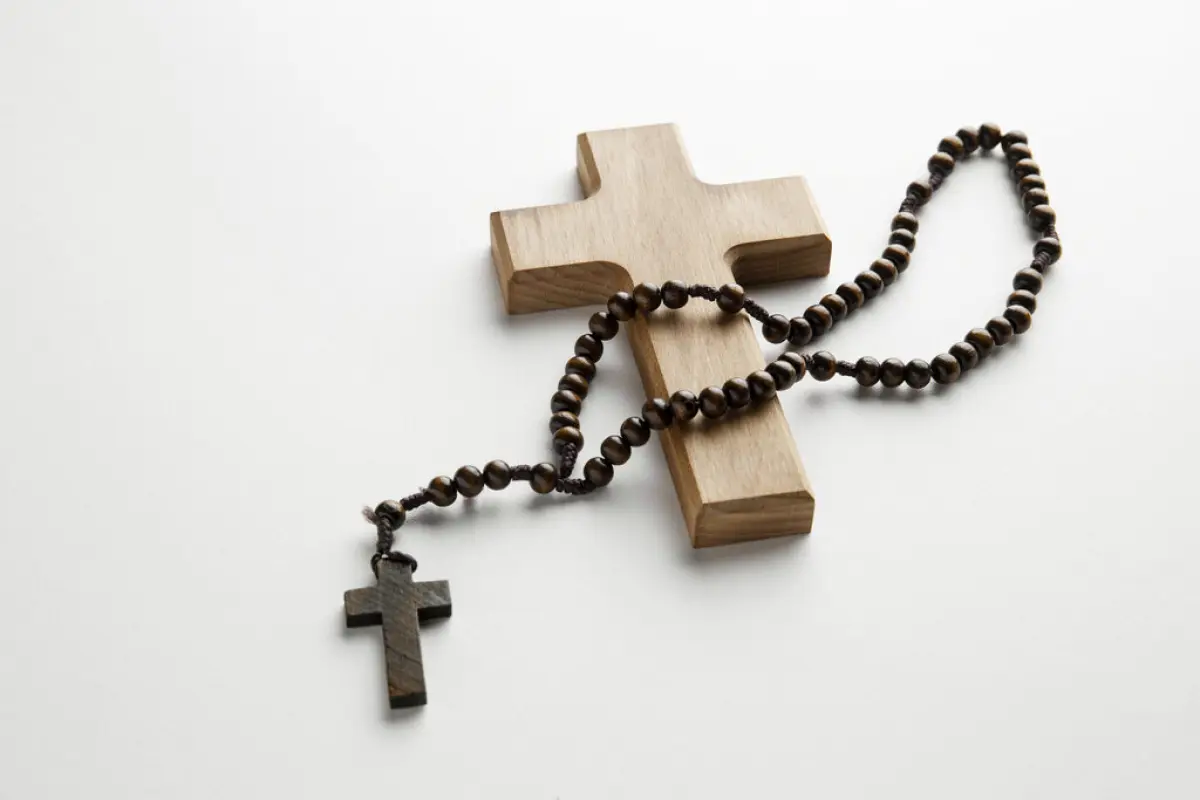 rosario con cruz de madera