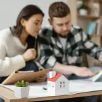 pareja planeando la compra de una casa