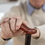 anciano con bastón 