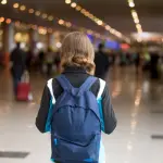 menor de edad en el aeropuerto