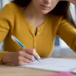 mujer dando examen escrito