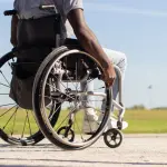hombre en silla de ruedas